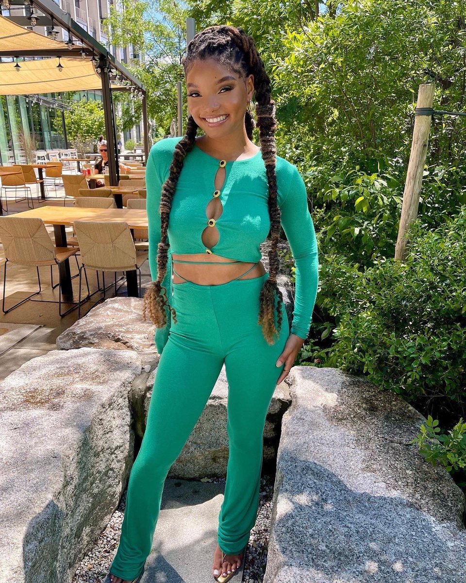 officialbydose's tweet photo. The beautiful @HalleBailey seen wearing our Mid Aurum Knotted 100mm Thong Sandals 😍
https://t.co/Pw513gSD6z https://t.co/n3rsycPXng