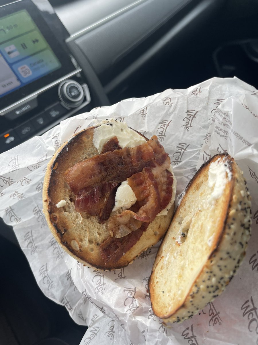 julobbb's tweet photo. I’m all for getting what you pay for but low cost doesn’t make it okay to give low effort. Come on @McDonaldsCanada - do better👎🏽👎🏽 https://t.co/WmxF7igIIw