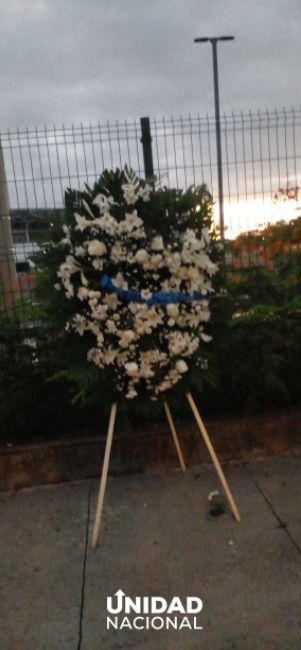100noticiastv's tweet photo. #LoÚltimo @UnidadNic colocó una corona de flores en las inmediaciones del Estadio Nacional, en memoria de las víctimas asesinadas el 30/05/2018. Reiteran su compromiso en la búsqueda de JUSTICIA, verdad y no impunidad. #4AñosSinJusticia #30DeMayoLutoNacional https://t.co/uYdBAhBJi8