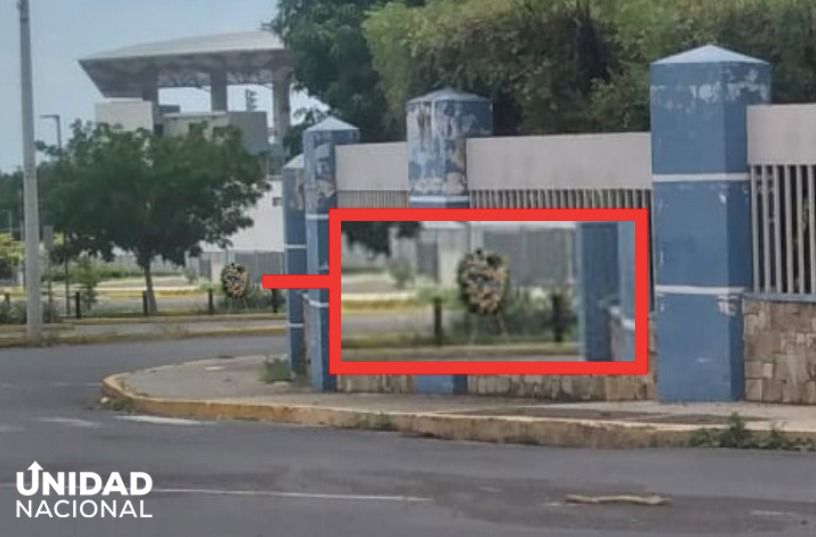 100noticiastv's tweet photo. #LoÚltimo @UnidadNic colocó una corona de flores en las inmediaciones del Estadio Nacional, en memoria de las víctimas asesinadas el 30/05/2018. Reiteran su compromiso en la búsqueda de JUSTICIA, verdad y no impunidad. #4AñosSinJusticia #30DeMayoLutoNacional https://t.co/uYdBAhBJi8