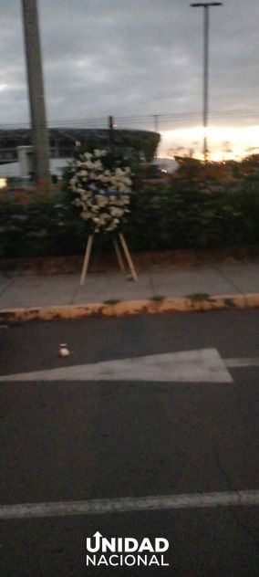 100noticiastv's tweet photo. #LoÚltimo @UnidadNic colocó una corona de flores en las inmediaciones del Estadio Nacional, en memoria de las víctimas asesinadas el 30/05/2018. Reiteran su compromiso en la búsqueda de JUSTICIA, verdad y no impunidad. #4AñosSinJusticia #30DeMayoLutoNacional https://t.co/uYdBAhBJi8