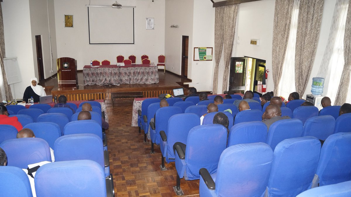 SchoolofLawKE's tweet photo. #ExcellenceCustomerService
#clientoriented
In our endeavour to serve you better, our staff were trained by the Huduma Kenya Secretariat on essentials of excellence in customer service culture. https://t.co/yS8VUCTFMf