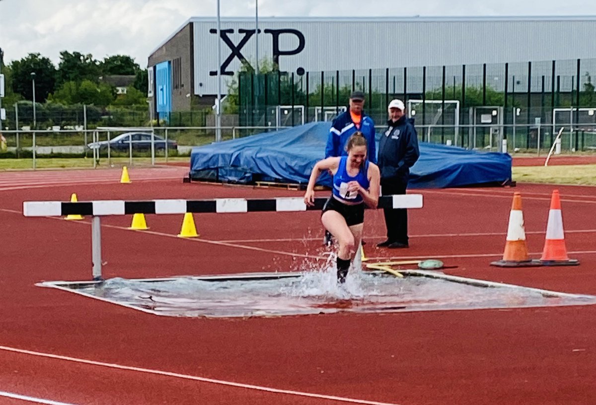 LJHelps's tweet photo. Busy day for moo at a windy, wet and cold Doncaster yesterday, 2 new events, enjoyed them both even if she did get soaked in the 1500m steeple chase 😂 well done to all that competed 💙🖤 @TuptonHallPE @TuptonHalls @I_AM_Helps https://t.co/op7WZNvFwx