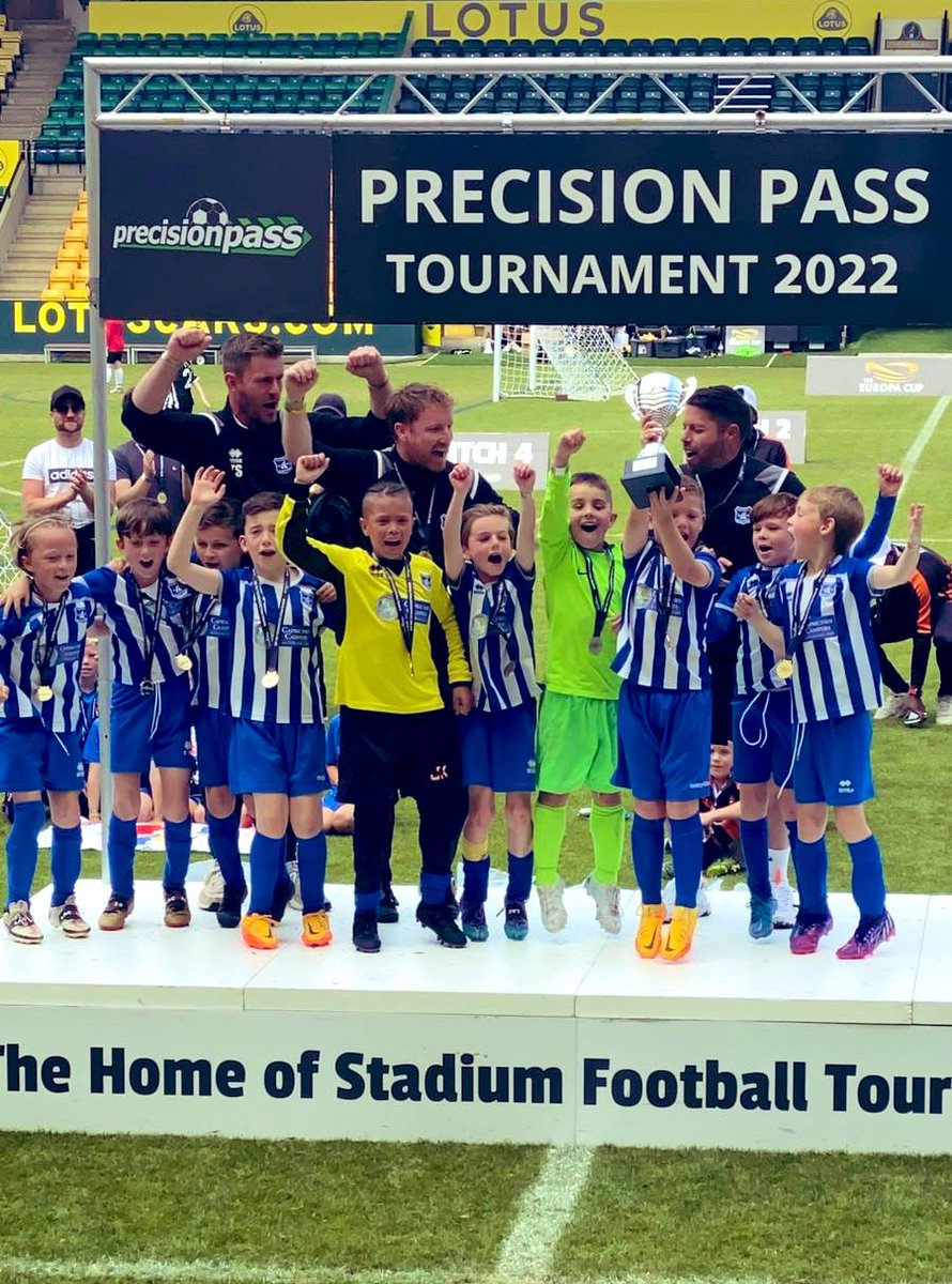 WroxhamFC_U12s's tweet photo. Wow. Another incredible morning for our @The_Yachtsmen u8s in the @PrecisionPass tournament @NorwichCityFC Carrow Road. 

Plenty of hard work, goals &amp; most importantly HUGE smiles. More memories made! 💙

🎶Championee, Championee, Oley, Oley, Oley!🎶 ⚽️⚓️⚽️ #AHOY https://t.co/lk7YjoLQsk