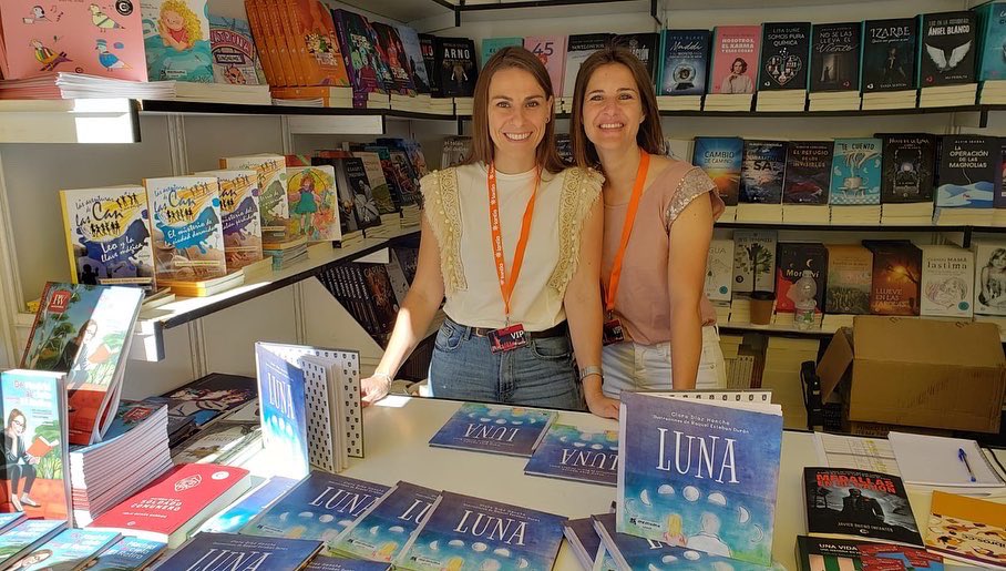 ClerDH's tweet photo. “Luna” en la feria del libro de Madrid con @PubWeekEs @mrmomoeditorial Una experiencia que guardar para siempre. #FLMadrid22 https://t.co/kK8S2IPxPK