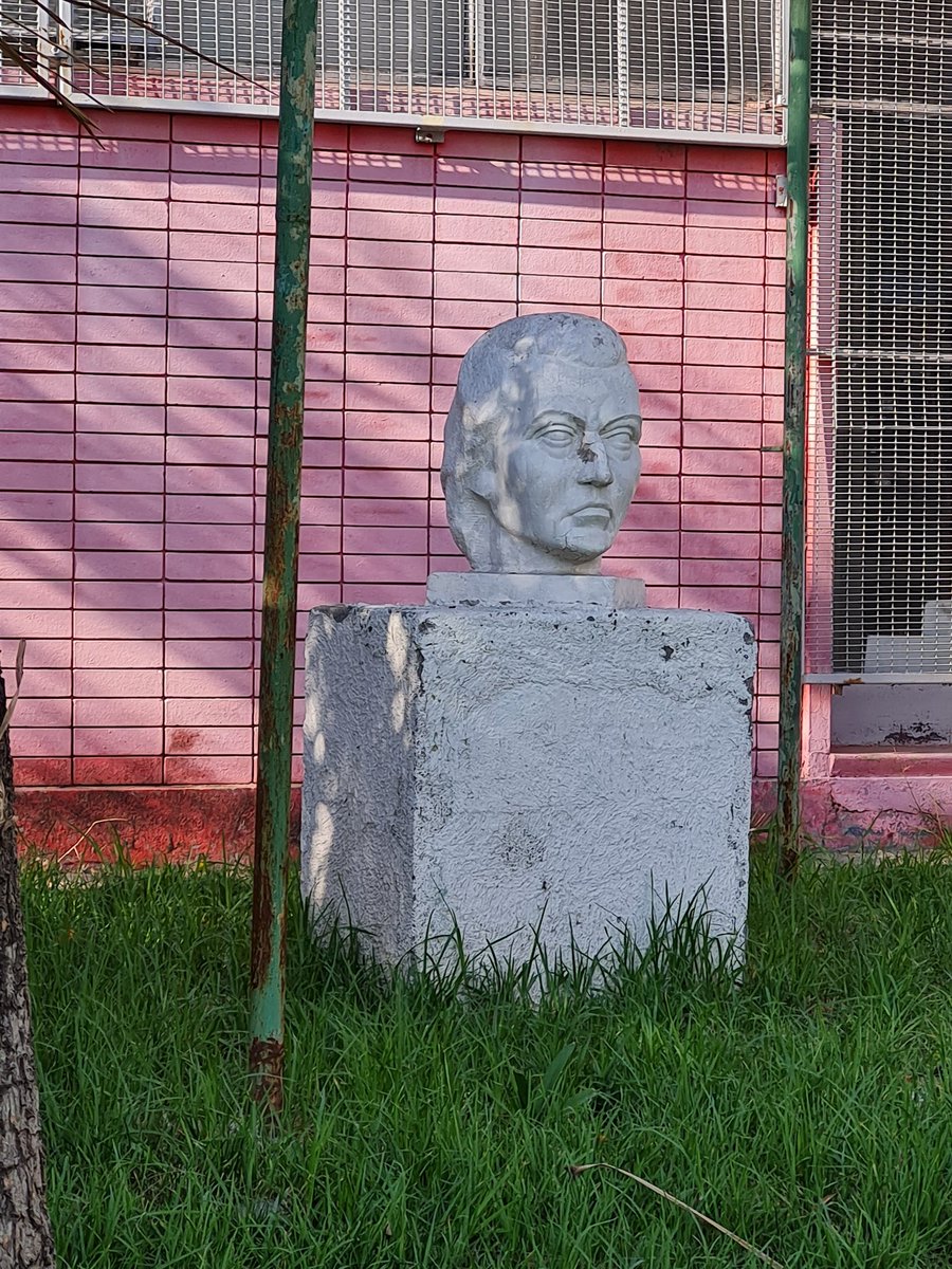 VichoEstebing's tweet photo. Siempre que pasaba por este colegio veía esta escultura y pensaba ohh que bakan la cabeza de David Bowie. Hoy vi que el colegio se llama Gabriela Mistral. https://t.co/QATzqX4sk1
