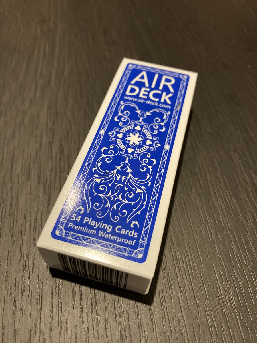 goei110732's tweet photo. #airdeck 使ってみました!
カードの質が良く丈夫なので、リフルシャッフルが気持ち良いです☺️
細身のカードなので、手に持つのになれるまでプレイ中にポロリしがち😳 https://t.co/c52d5941HF