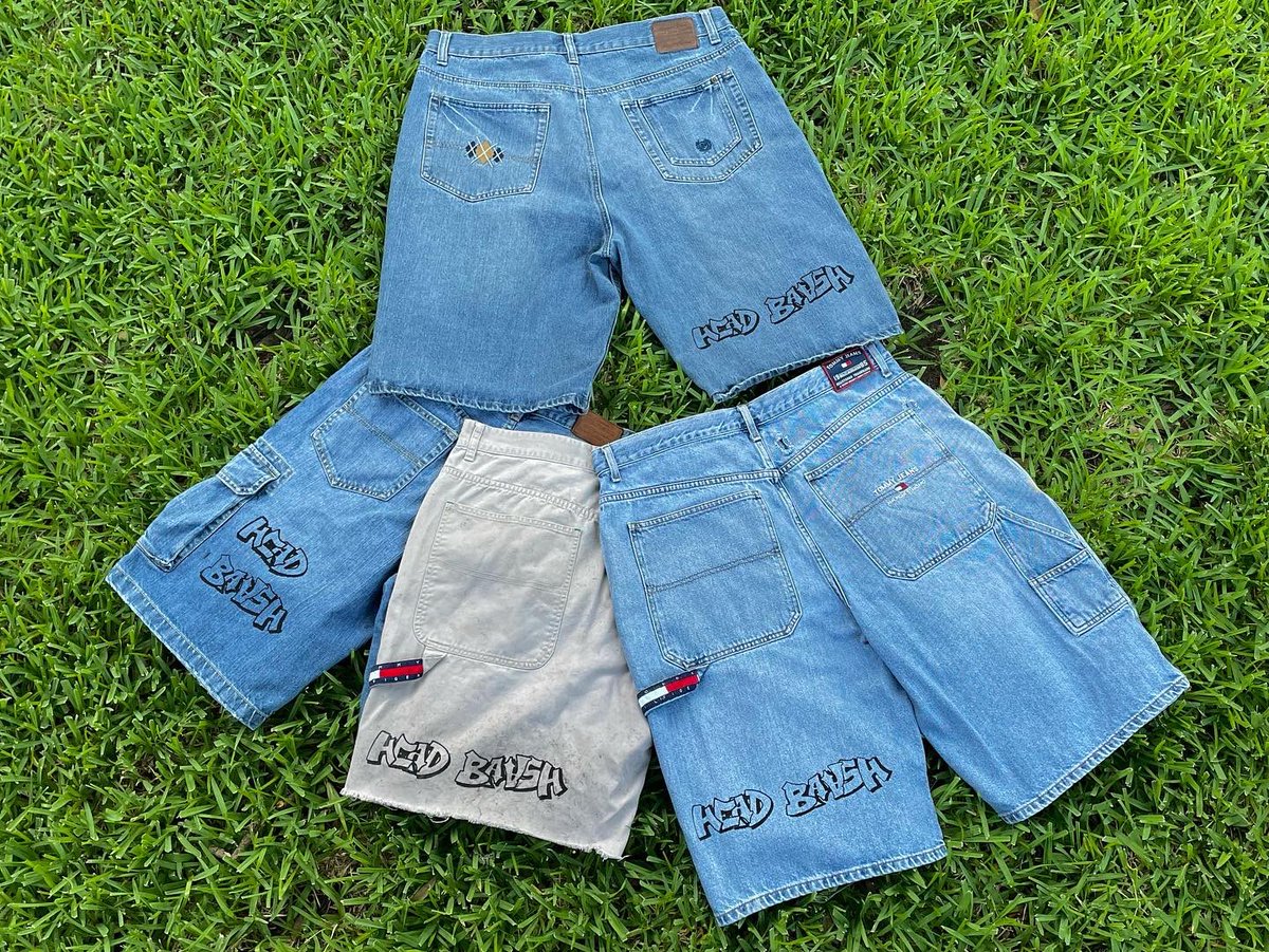 headbaash's tweet photo. Ik most of y’all follow me on insta already but incase you don’t, I just dropped some clothes I made! All graphics are Hand drawn and hand printed onto the shirts and jorts. @headbaash on Instagram :) https://t.co/Qdkl8bXr93