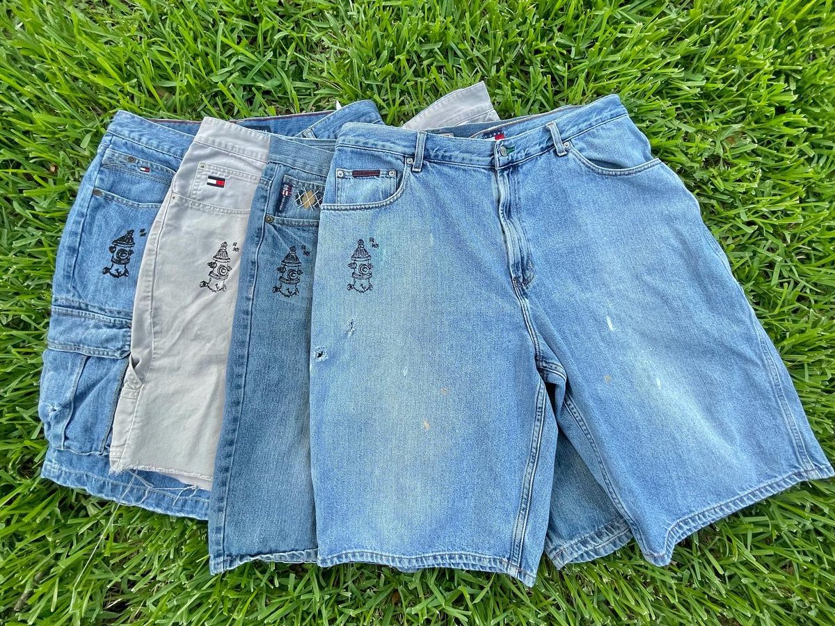 headbaash's tweet photo. Ik most of y’all follow me on insta already but incase you don’t, I just dropped some clothes I made! All graphics are Hand drawn and hand printed onto the shirts and jorts. @headbaash on Instagram :) https://t.co/Qdkl8bXr93