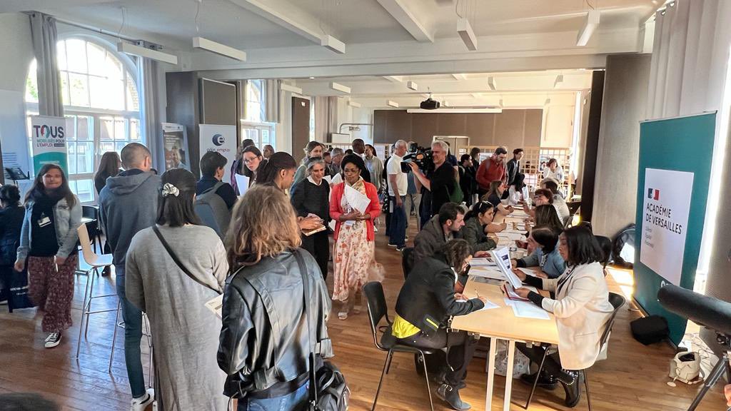 #Emploi Succès de cette première journée du recrutement qui traduit l’intérêt et l’engouement pour les métiers de l’éducation. Un recrutement qualitatif, humain, accueillant. 🙏 @pole_emploi <a href="/Apec_IDF/">Apec Ile de France</a>. Les personnes recrutées seront accompagnées.