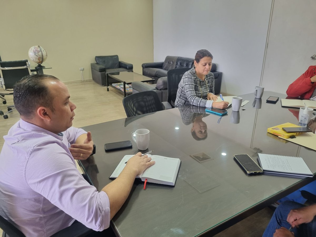 RosangelaOrozco's tweet photo. Sostuve reunión de trabajo por instrucciones de la ministra de educación @_LaAvanzadora, nos encontramos planificando las actividades del mes de junio y cierre del 3er momento pedagógico.
#VenezuelaSoberana https://t.co/xdU6Q2QDYY