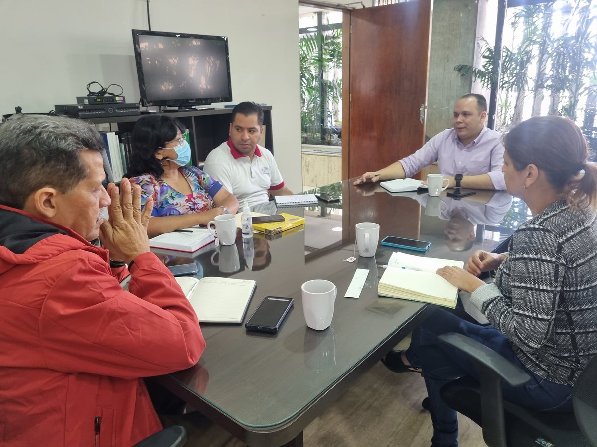 RosangelaOrozco's tweet photo. Sostuve reunión de trabajo por instrucciones de la ministra de educación @_LaAvanzadora, nos encontramos planificando las actividades del mes de junio y cierre del 3er momento pedagógico.
#VenezuelaSoberana https://t.co/xdU6Q2QDYY