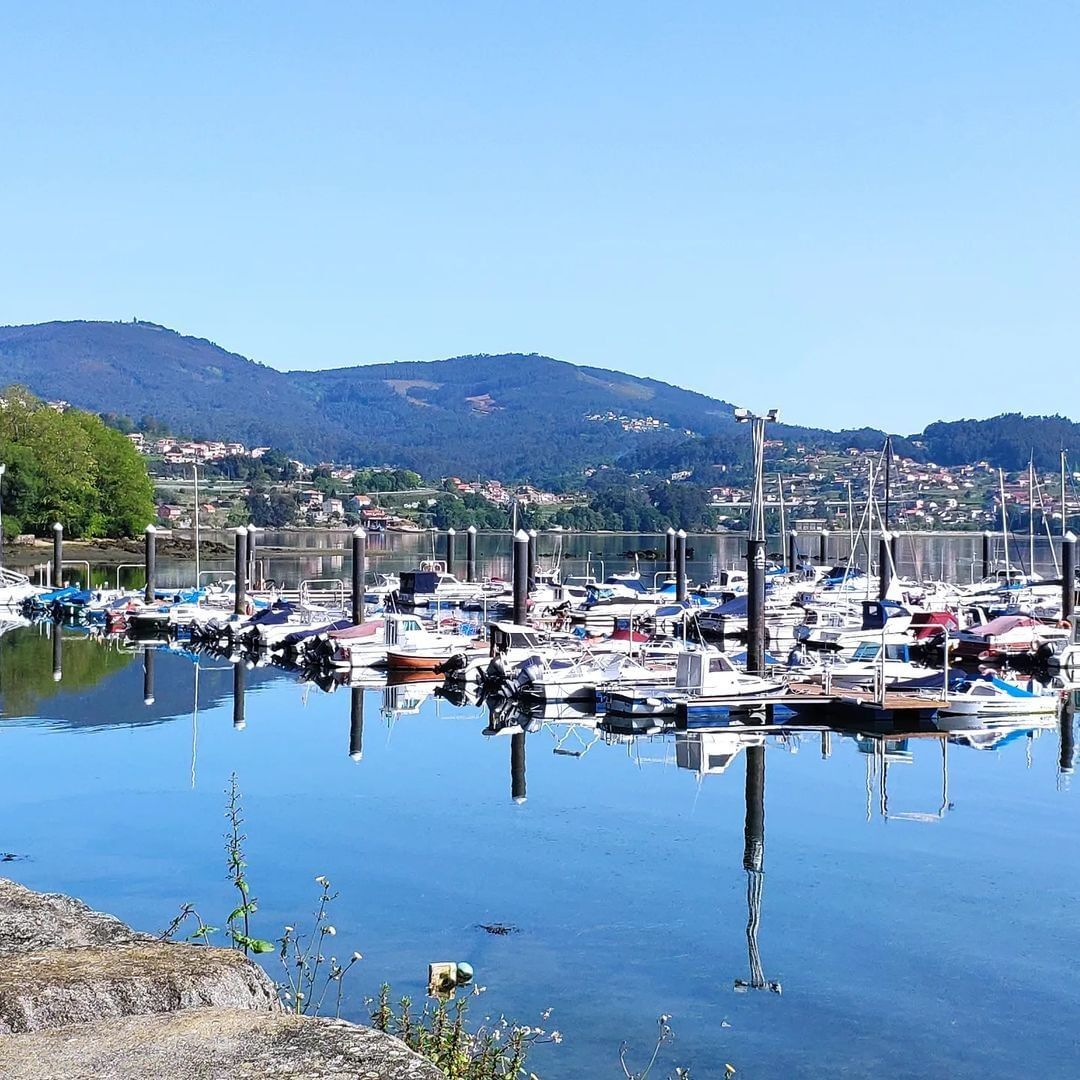 Coñece o Porto de San Adrián de Cobres en #VILABOA, un lugar tranquilo escondido na Ría de Vigo 🛥️