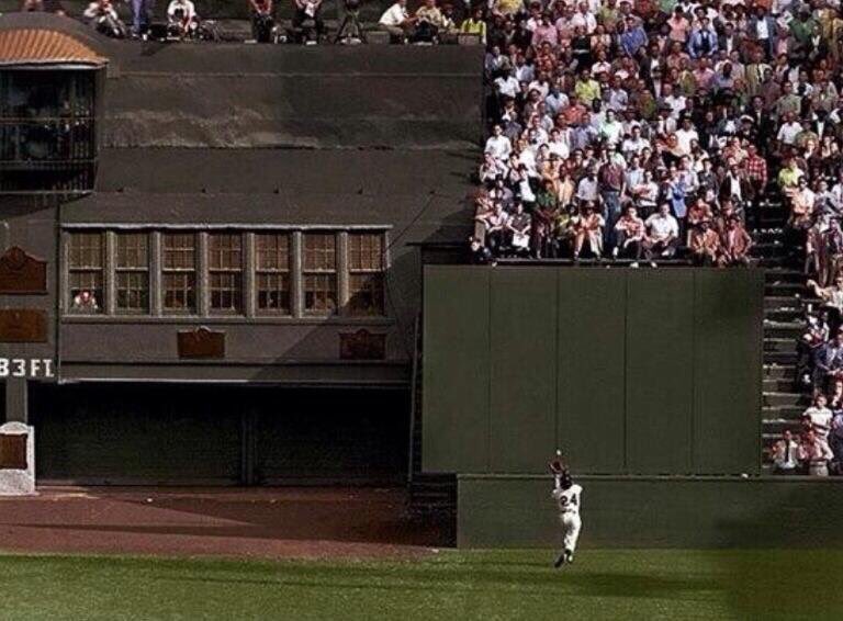 0n Memorial Day, 1921, an in-play plaque, seen here (far left) roughly 480 feet from home plate, was erected at Polo Grounds honoring Eddie Grant. The first @MLB player to lose his life in-action during World War I. There's currently a replica at both AT&T Park and Citi Field.