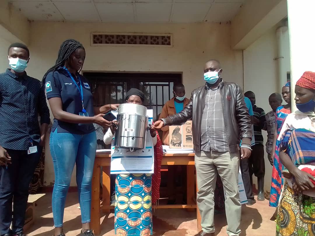 Del_Agua's tweet photo. A #TubehoNeza stove distribution in Musenyi Cell, Mutete Sector @GicumbiDistrict. Sector Executive Secretary attended to officially start the distribution. https://t.co/ioVGWYTdtO