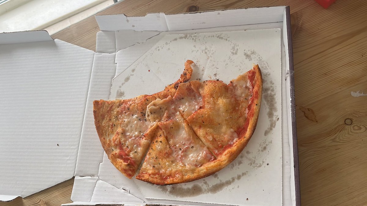 When you order a <a href="/PizzaExpress/">PizzaExpress</a> but only half a pizza turns up 🤣🤣🤯🤯🤯 couldn’t write it 🤦🏻‍♀️🤷🏻‍♀️🤷🏻‍♀️ <a href="/Deliveroo/">Deliveroo</a>