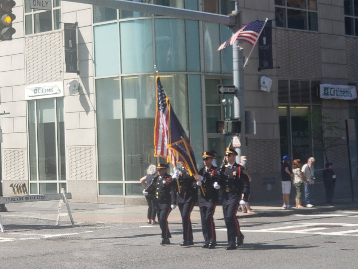 KGKraetzerMedia's tweet photo. #MemorialDay2022 Parade starts off in White Plains NY @sonsdny Squadron 135 provides color guard.
@wpmayorroach 
@NY_Legion @AmericanLegion #americanlegion #SALStrong https://t.co/HL6HV4cC0b
