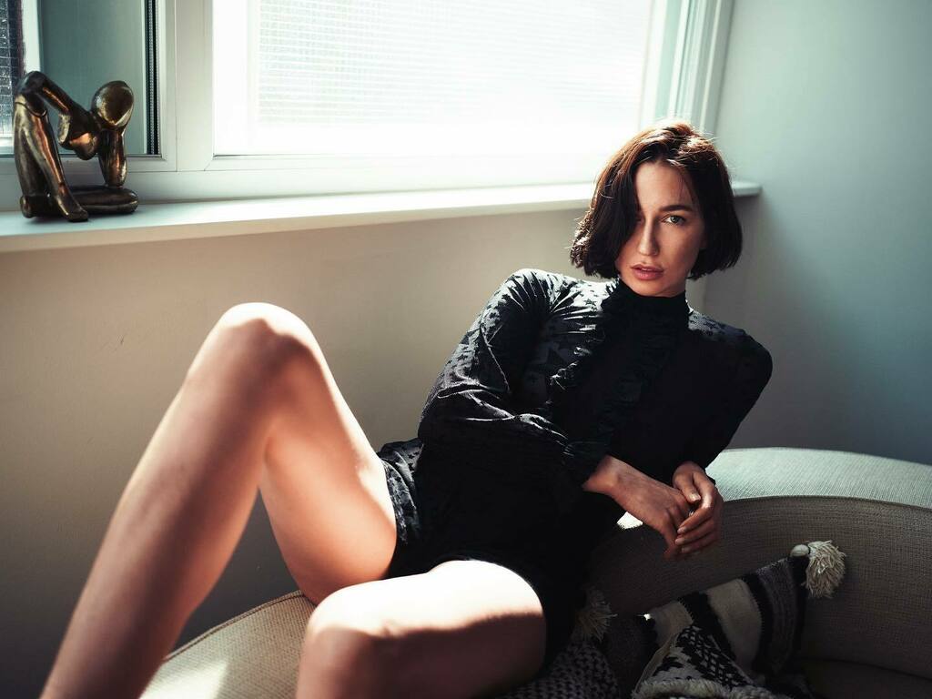 alexknipst's tweet photo. Oh man I REALLY need a window like that in my flat 😅😂 … and more shoots 

#bmbvstarsruffleplaysuit #gfx100s #gf45mmf28 #fujifilmde #fujifilmfeaturetime #dreamersmagazine #theportraitpr0ject #fujilovers #naturallight #alexknipst #fujicolor #tangledinf… https://t.co/u4ochZ449j https://t.co/tEeCcnjLIV