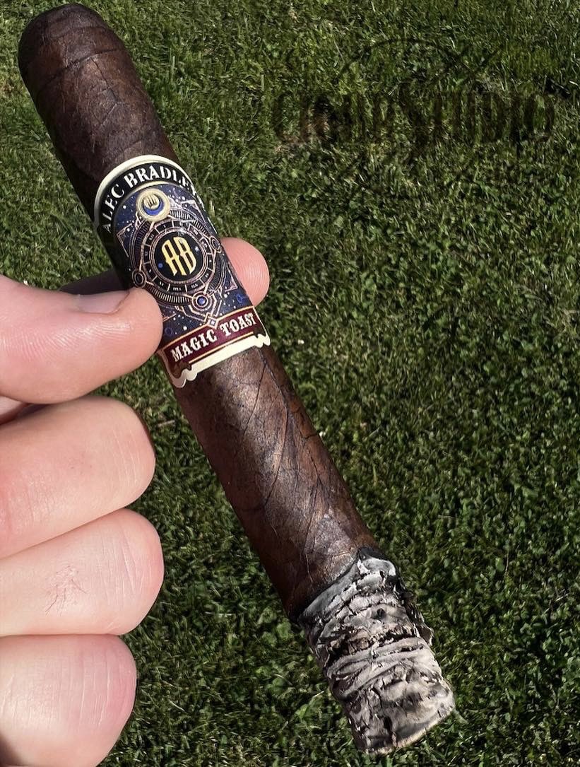 CIGAR_STUDIO_'s tweet photo. Alex’s Monday Cigar Post Is The Alec Bradley Magic Toast Toro.

https://t.co/FNNec97ObU https://t.co/JTzwWlP7sh