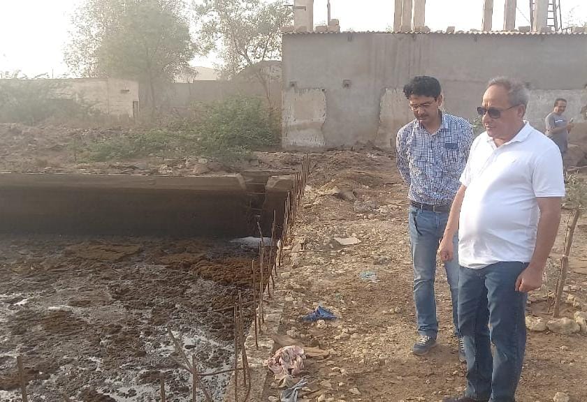 SindhEco's tweet photo. DG #SEPA Naeem Mughal visited Site Hyderabad and Nooriabad and ordered sealing of two chip board factories on #polluting air and asked a textile mill to switch over to #zerodischarge by #recycling its #wastewater. Incharge SEPA Hyderabad Imran Abbasi and team was also with him https://t.co/yCkyXMdAb9
