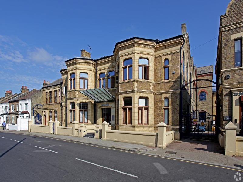 NobleHarrisProp's tweet photo. We are marketing the part ground floor at Linen House, 253 Kilburn Lane. Suitable for office or medical users. If y oh have any ideas, contact one of the team for more information. https://t.co/M49S5EpDoS