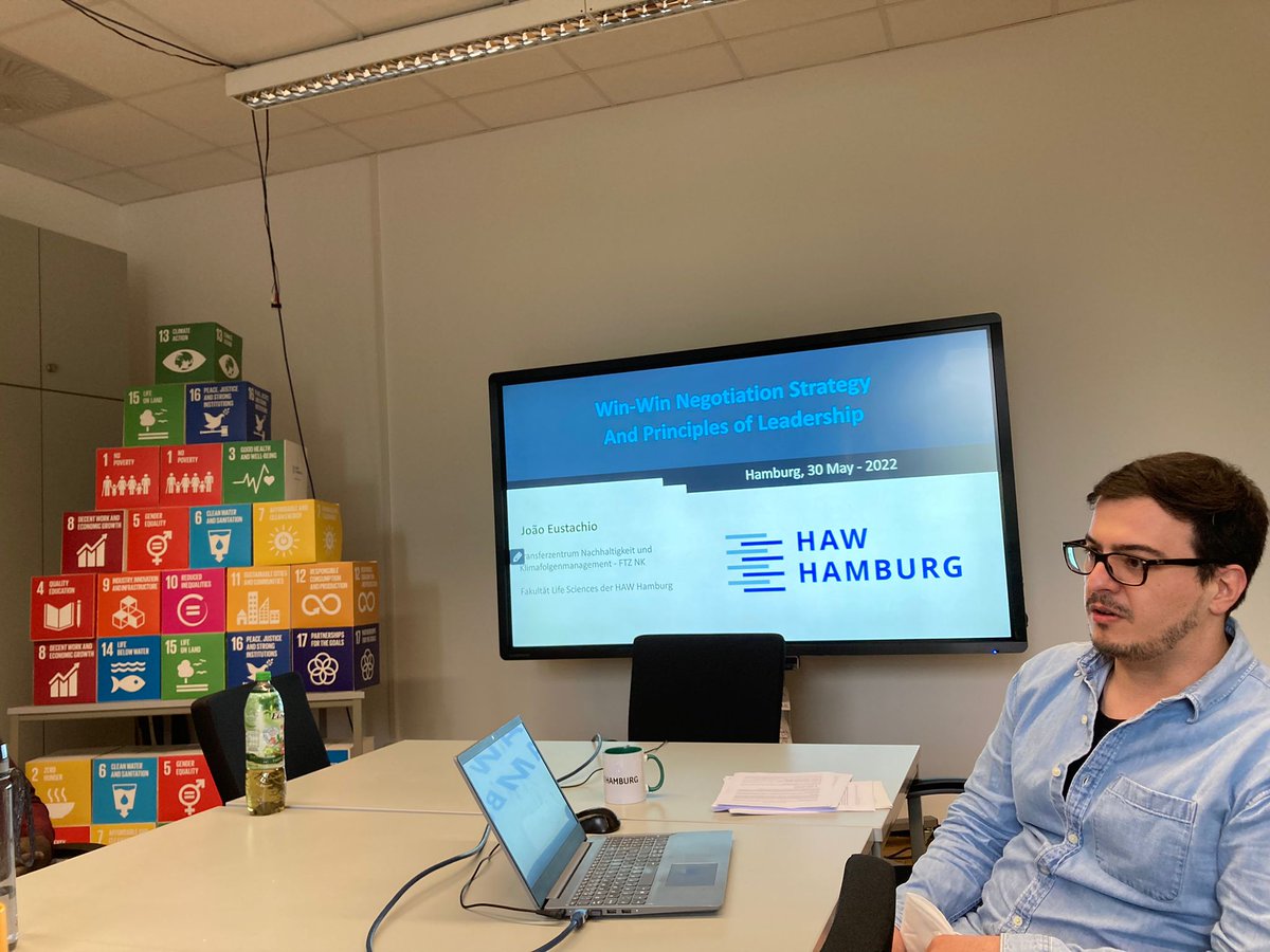 gerbras_scinet's tweet photo. Hoje, João Eustachio, doutorando da @usponline, treinou a equipe do Centro de Pesquisa e Transferência em Desenvolvimento Sustentável e Gerenciamento da Mudança Climática (@FTZ_NK_Hamburg ) da @HAW_Hamburg em liderança e estratégias de negociação. https://t.co/mqQ6li9ypI