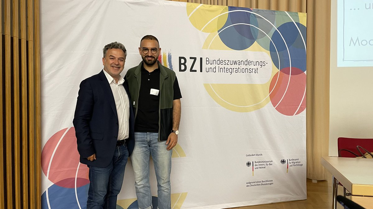 Memet_Kilic's tweet photo. Kassem Taher Saleh, MdB (Bündnis 90/die Grünen), hat die Fachtagung des BZI hervorragend mitgestaltet. Vielen Dank lieber Kassem 🙏

@kassem_ts @BZI_eV @bzi_vielfalt   #BZI #Bündnis #bündnis90diegrünen #MDB https://t.co/qhIEWHHrMK