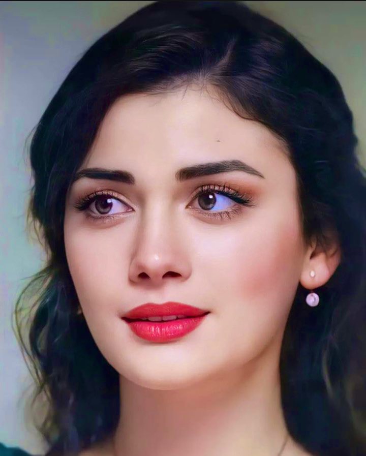 يقولون العذال:
أن مالك في الهوى صاحب
گل يوم لك حبٍ جديد
تبسمت و قلت:
صاحبي ماله في الهوى جاحد
هو طير له گل يوم عشٍ جديد 💔🌻🌻