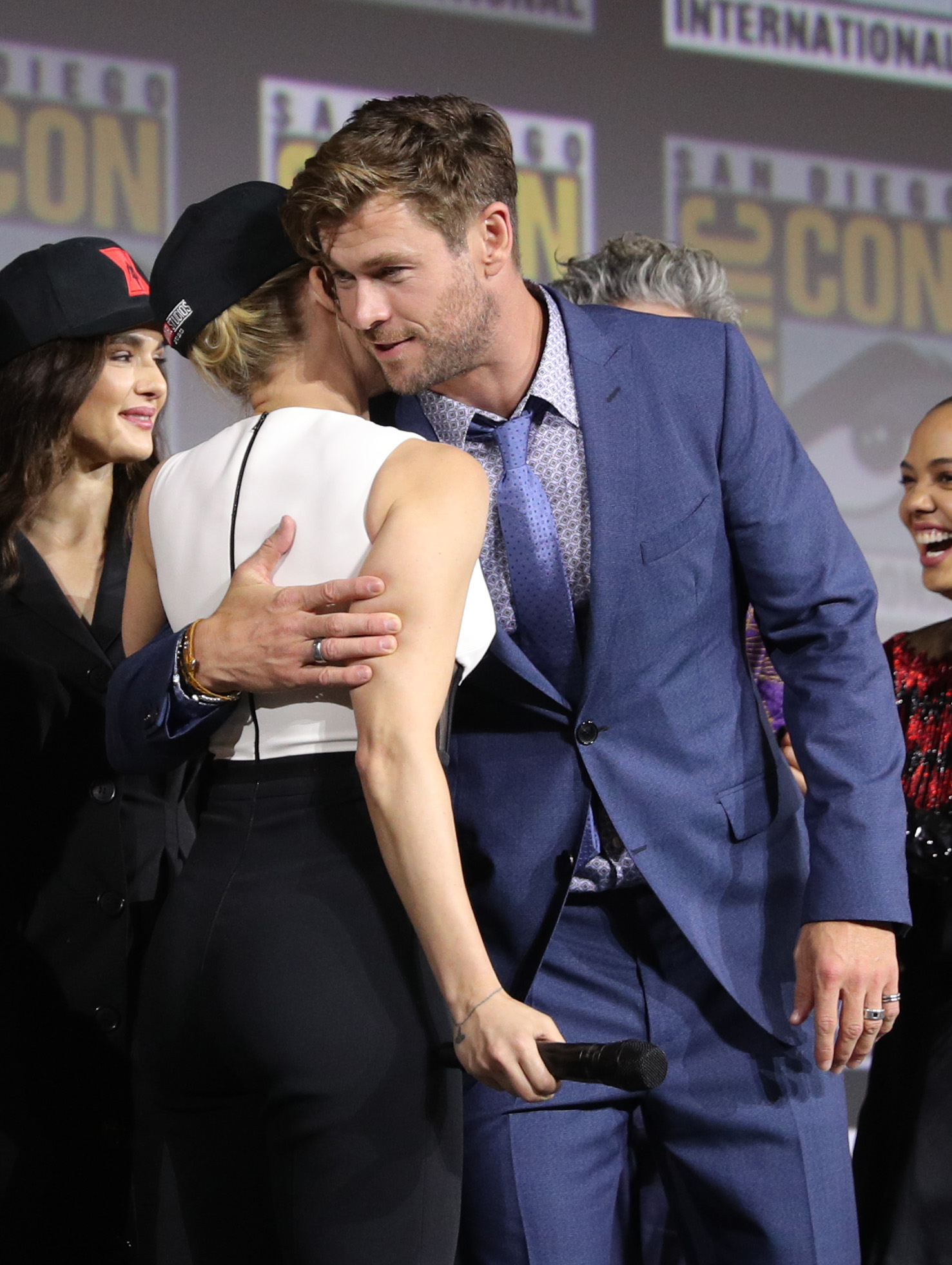 Scarlett Johansson Latam Twitter ನಲ್ಲಿ: "Scarlett Johansson y Chris Hemsworth en la SDCC 2019 https://t.co/E7GqWNo24E" / Twitter
