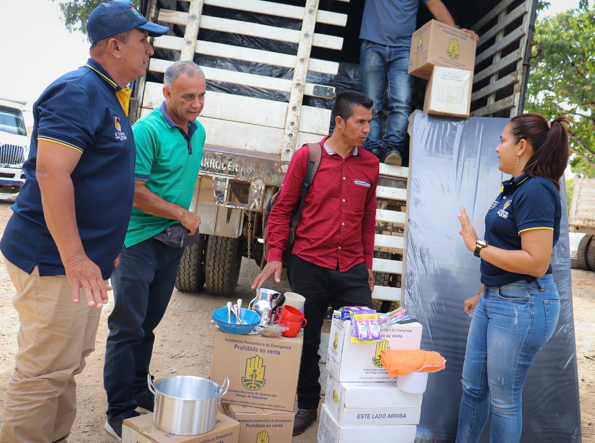 Sagertol's tweet photo. #NoParamos | Continuamos del lado de nuestra gente. Nuestra directora de Gestión del Riesgo Andrea Mayorquin, estuvo haciendo Entrega de ayudas humanitarias en la Vereda La Profunda, en el municipio de Chaparral. Sigue 👇🏼 (1/2) https://t.co/siaS5e7ELZ