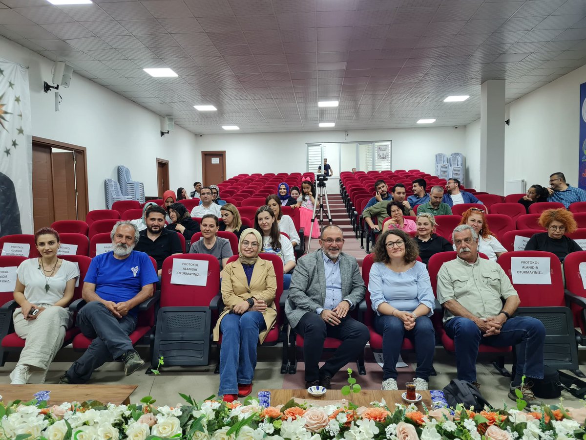 mehmetfatihguvn's tweet photo. Doç. Dr. Gülbin Özdamar Akarçay'ın Afşin Belediyesi Kültür Merkezi'ndeki fotokamp söyleşine katıldık. Bu güzel söyleşi için kendisine teşekkür ediyoruz.
#afşin #fotoğraf #fotokamp #söyleşi #fotoğrafçılık https://t.co/uudHiTFgUp