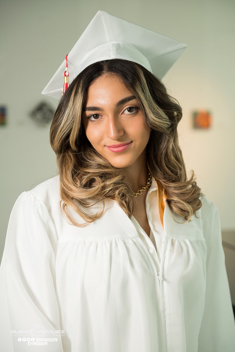 alexisvazquezpr's tweet photo. Graduate! 🎓🎉📸
#AlexisVazquezPR #AlexisPR #gradate #class2021 #goal #happy #clase2022 #graduanda #clase2022 #feliz https://t.co/2p0MySKKIV