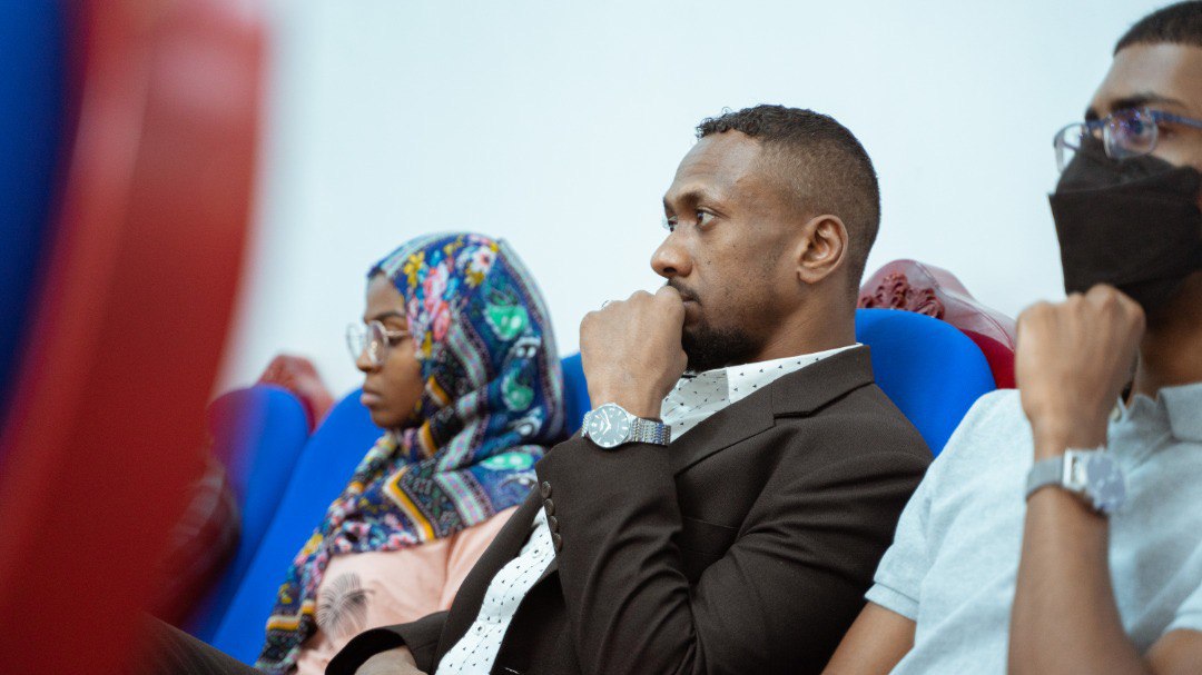 Ieeeumstsb's tweet photo. Some of the shots from our collaborative Renewable Energy seminar.
Thank you very much to Empower Energy Co. and LONGI Solar for putting up such a fantastic presentation; it's always a pleasure to work with you!
Go through the thread for more!

#IEEEAfrica
#IEEE_Sudan
#IEEEUMSTSB https://t.co/NQCsaUeVeD