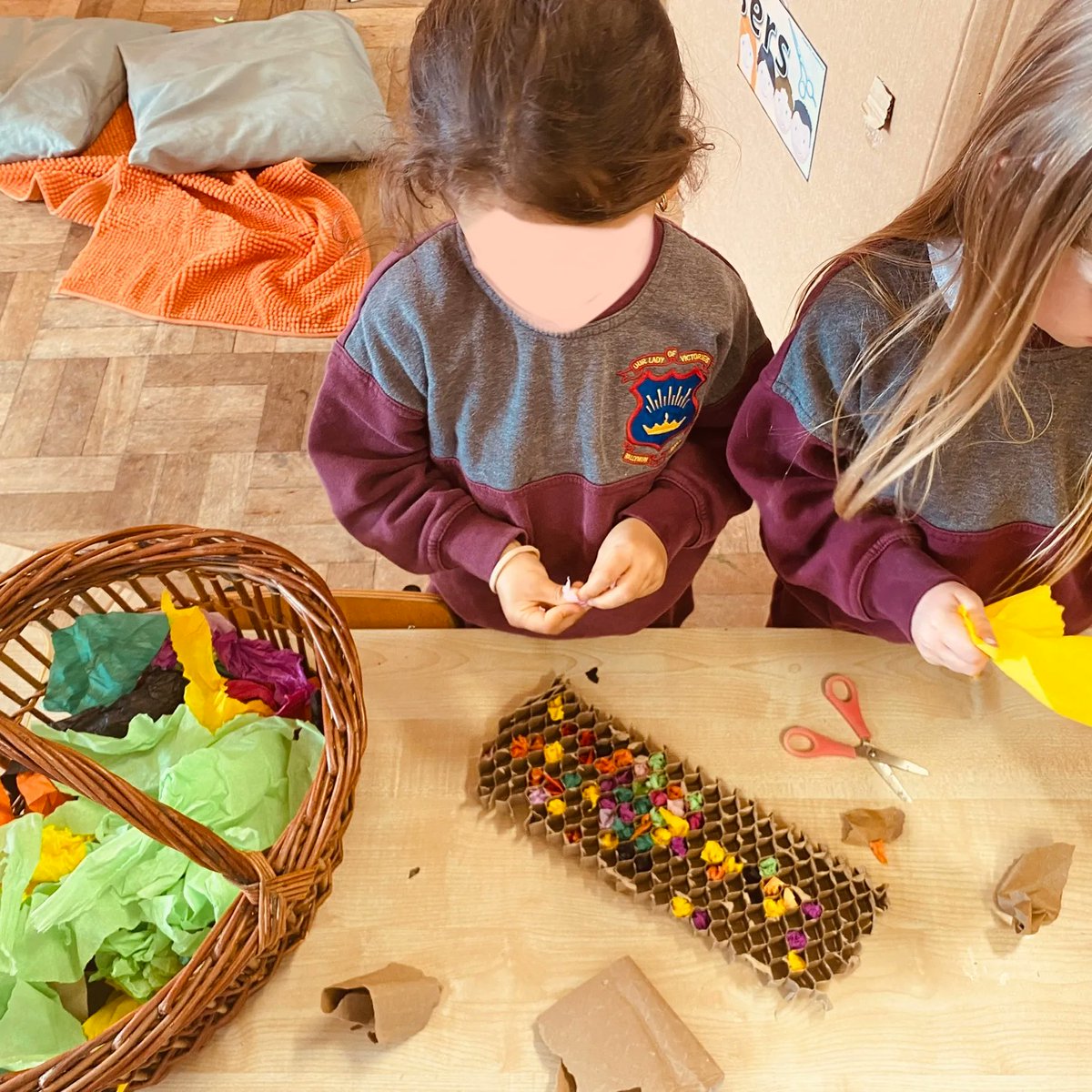 infanteducation's tweet photo. 📦 Discovery Workshop 📦
The children were given lots of pieces of cardboard for Discovery Workshop. When peeling back the outer layer of paper on the cardboard the internal parts revealed the perfect honeycomb like pockets, ideal for inserting coloured craft paper inside! #IBL https://t.co/qRJNLKtozx