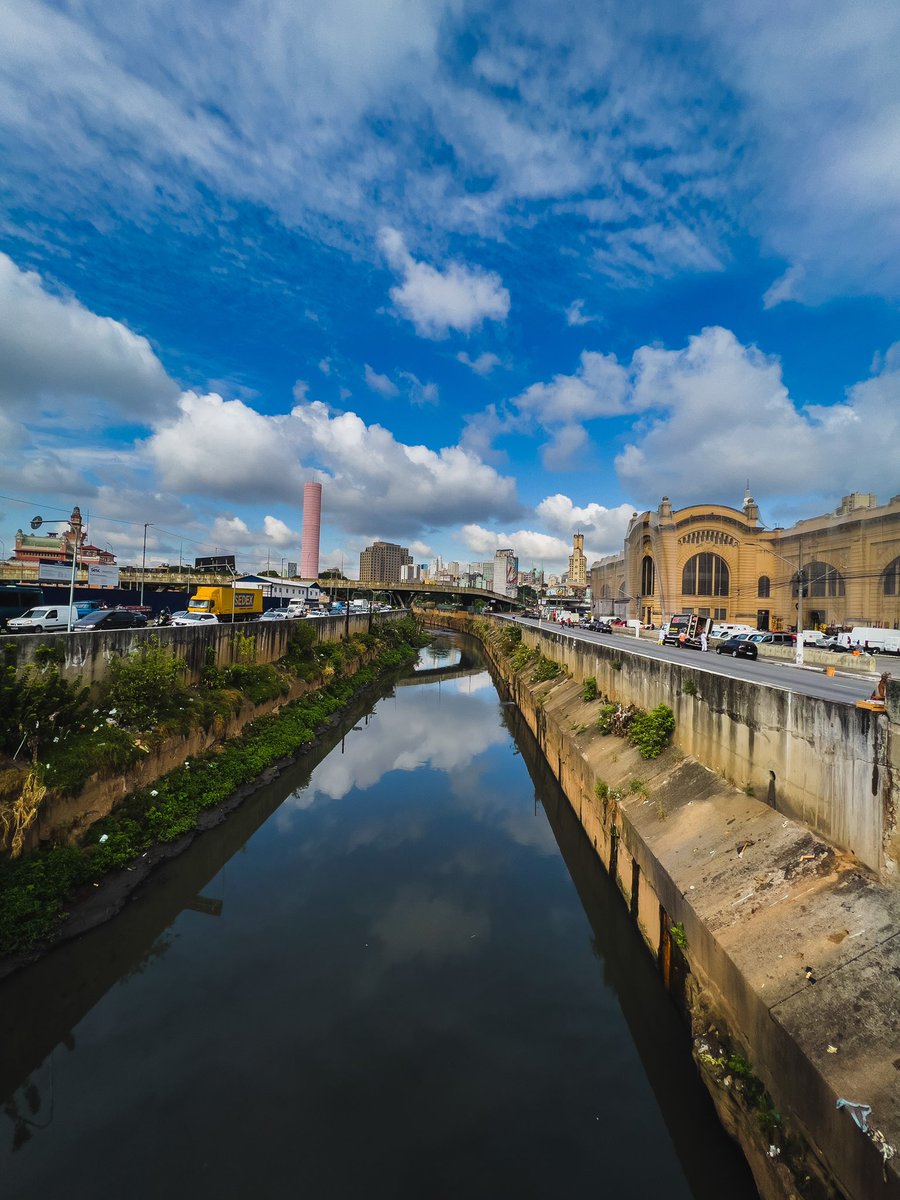 Contrasts. Incredible how dirty this river is. Acid like. Once, in my childhood, I saw it flooding. The city of São Paulo was doomed. #photographerslife #journal #saopaulo