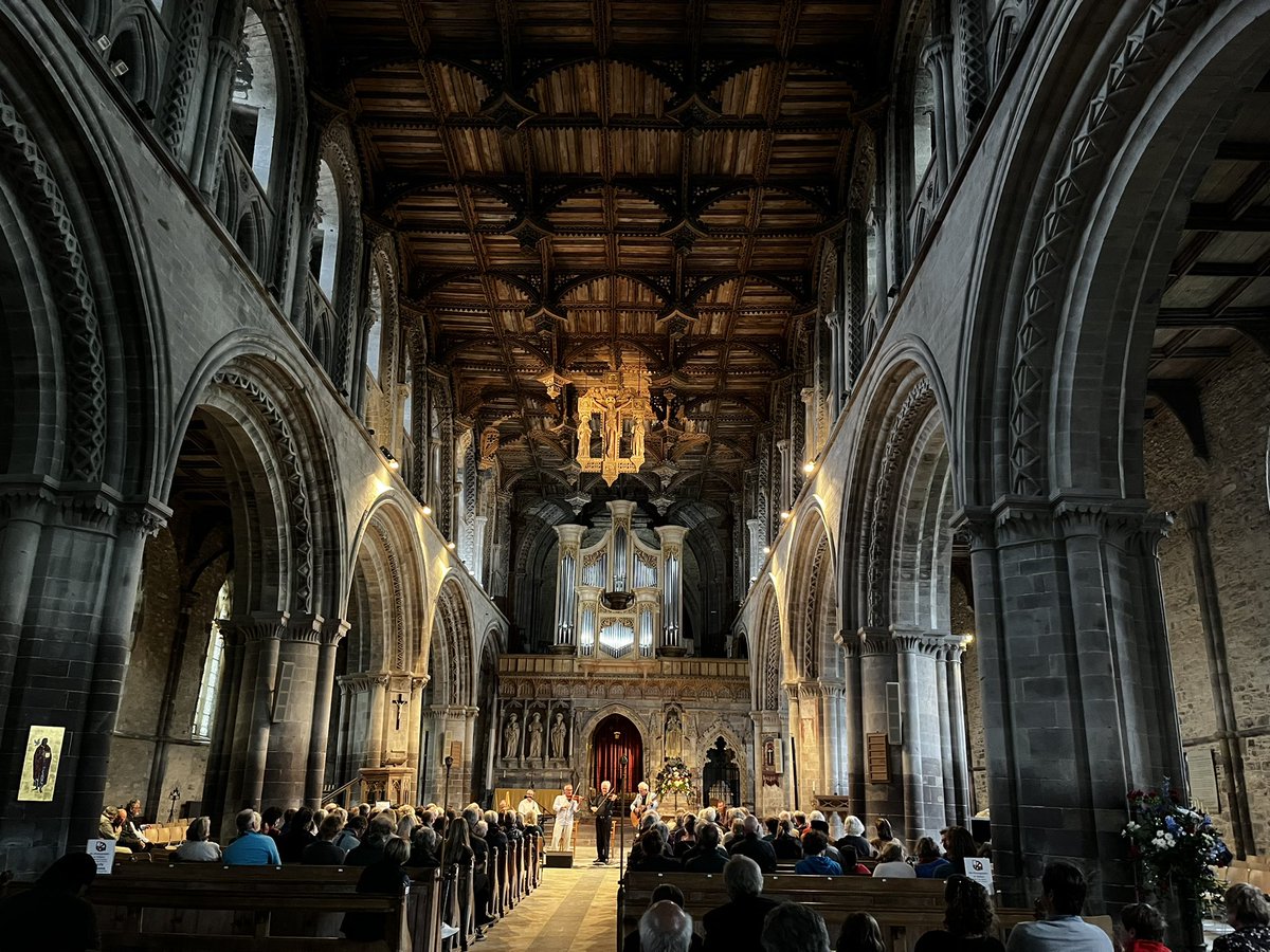 Noson arbennig yng nghwmni Ar Log yma yn yr Eglwys Gadeiriol heno! Amazing evening in the company of Ar Log tonight 🎶👏😁 #haulmorcerdd22 #sunseamusic22 <a href="/StDavidsFest/">St Davids Cathedral Music Festival</a>