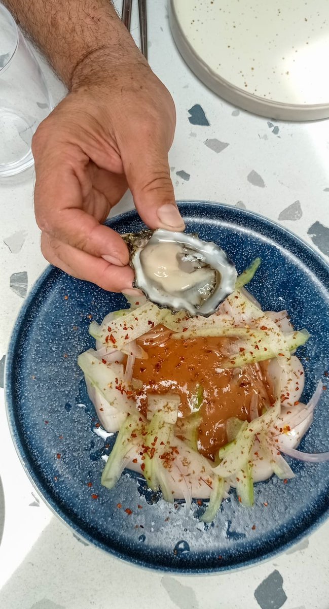 FoodandTravelMX's tweet photo. Este domingo de brunch en #NAO, el chef Carlos Valdez, del restaurante @tatankalapazmex, acompañó al chef Alex Branch para preparar manjares del mar como abulón y callo de hacha. El maridaje perfecto fue la cerveza Santanera IPA.
@BajaMarketing https://t.co/rLrtA898h0