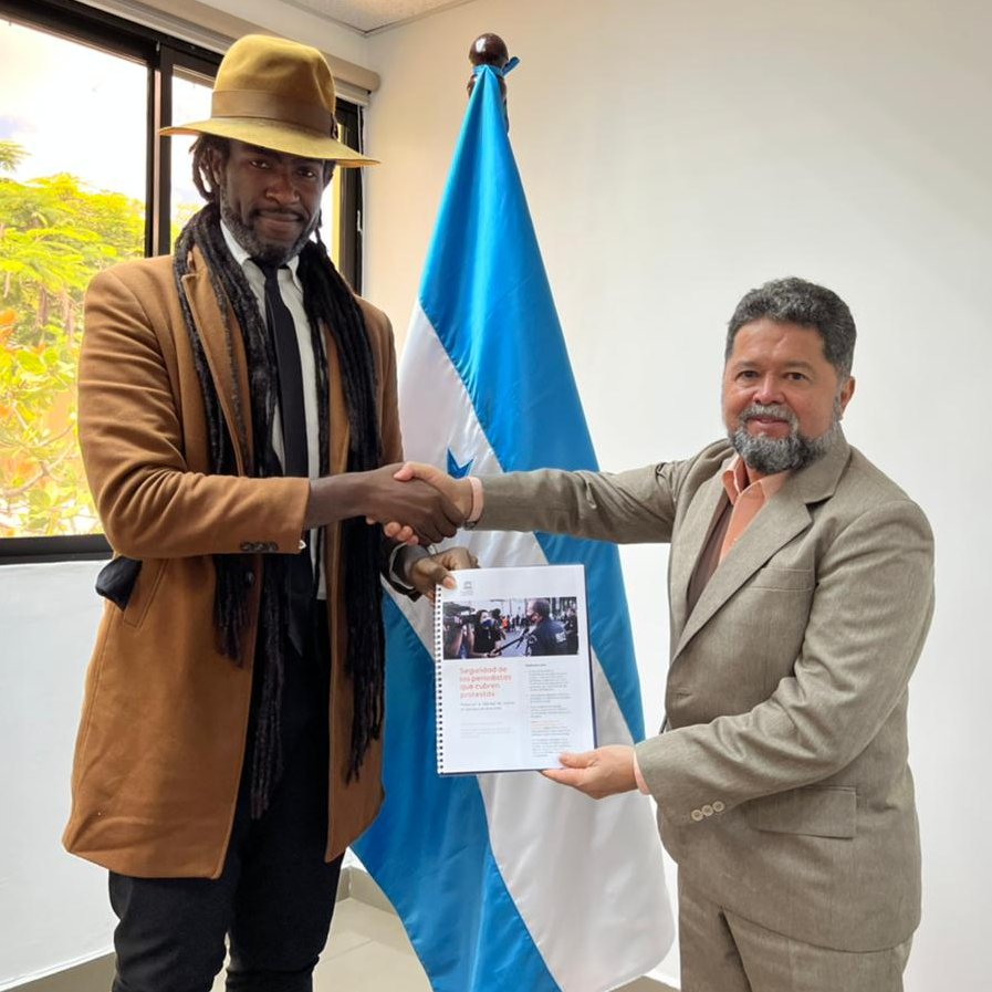 ONUHonduras's tweet photo. Siguiendo con la misión de @UNESCOsanjose en 🇭🇳 para la cooperación en la mejora de la seguridad a periodistas, el representante de UNESCO, @JHowellKnight1, se reunió el día de hoy con el Ministro Ramón Sabillón @SSEGURIDADHN y discutieron acciones de trabajo conjunto en el tema. https://t.co/nKqDVW6P64