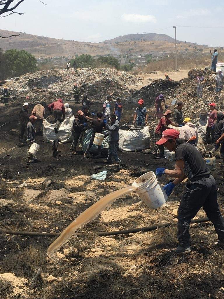 eletyvg's tweet photo. #CrisisAmbientalEnChimal 
El pueblo organizado en faena por su zona de trabajo sucios, cansados, con sed y sin alimentos; las autoridades municipales posando para foto limpios, desayunados y frescos   #IncendioDañaAChimal https://t.co/5oLZgj75FT