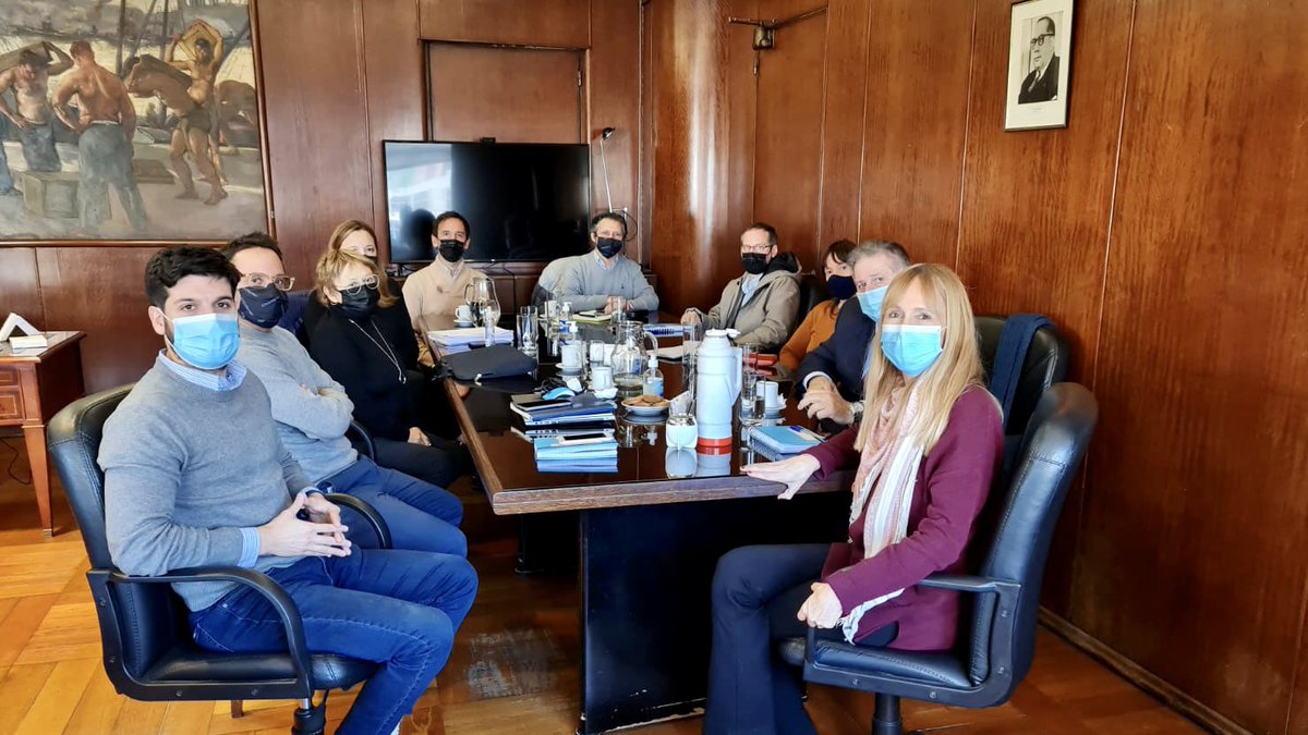 CNEA_Arg's tweet photo. Nos reunimos con representantes del @msalnacion, @Anlap_ar y @inc_argentina con el objetivo analizar la situación actual del #PlanNacionalDeMedicinaNuclear afianzar vínculos para optimizar la gestión de los Centros de Medicina Nuclear existentes y futuros, y promover el #CeArP 🏥 https://t.co/g0vycevL2r
