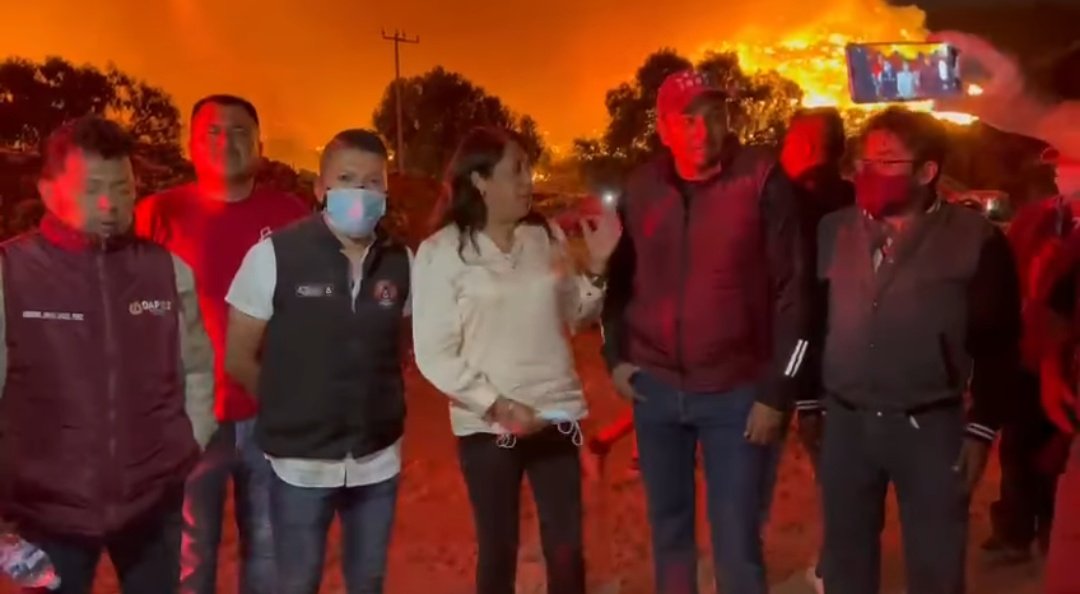 JavierLalito's tweet photo. #CrisisAmbientalEnChimal 
Cuál película de Hollywood @Xochitlfloresva posa ante el siniestro incendio sin tener presente el dolor y sufrimiento de la población 
#IncendioDañaAChimal https://t.co/Rj8BMNUxXa