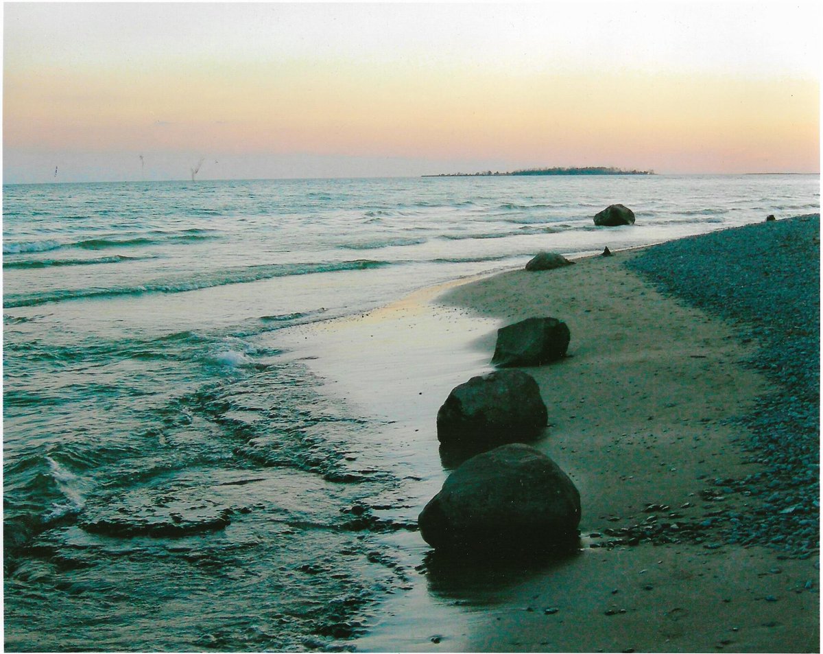 LaurieRayHill1's tweet photo. Is it possible to name the subtle steps from a sad past to better days? Rose tries, in the #novel #PaperStones.
https://t.co/P3OQuikyQd
@InannaPub #abuse #trauma #survivor #community #hope #healing #recovery #friendship #happiness #steppingstones #MeToo #KidsToo #WeAreTired https://t.co/nTncwt1hZL