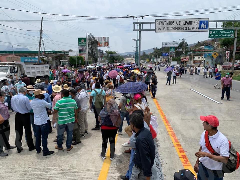 Heraldoradioaca's tweet photo. Bloquea la #CETEG ambos sentidos de la #AutopistaDelSol en #Chilpancingo

Antimotines que acudieron a desalojar a los maestros se replegaron. https://t.co/ZCVGxO87wU