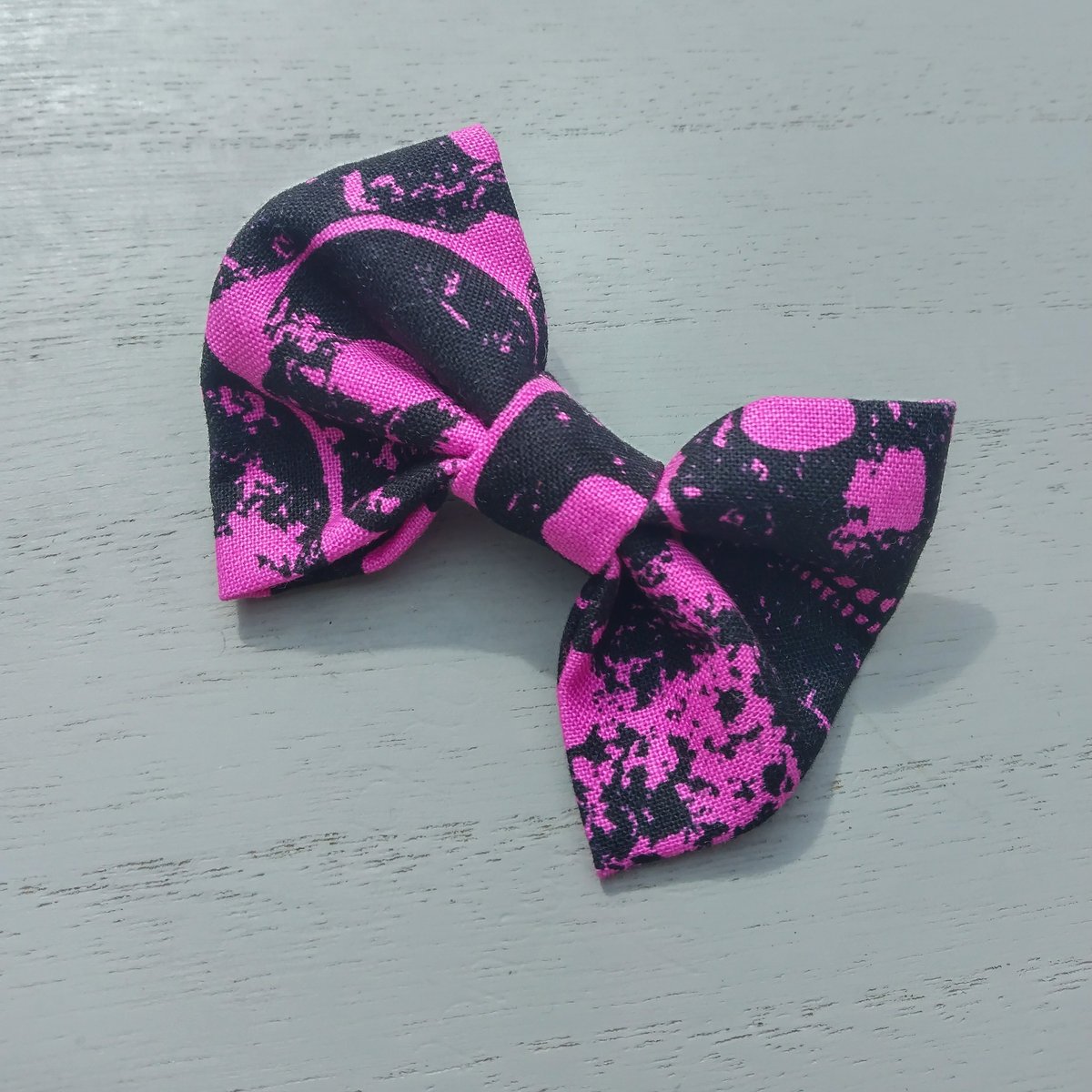 morbidmarket's tweet photo. Last few hours to save money on all hair bows on our Etsy store
👇

https://t.co/nv6805jG11 https://t.co/Wrbhixurfl