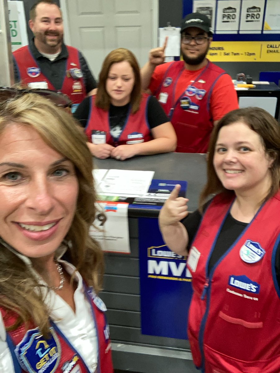 Michelle011681's tweet photo. Impromptu lead training with our PRO team at 454! #WeInstall #Lowes @jwaddell454 @DebDearing @JBBailey9 https://t.co/QD6XFPdpGt