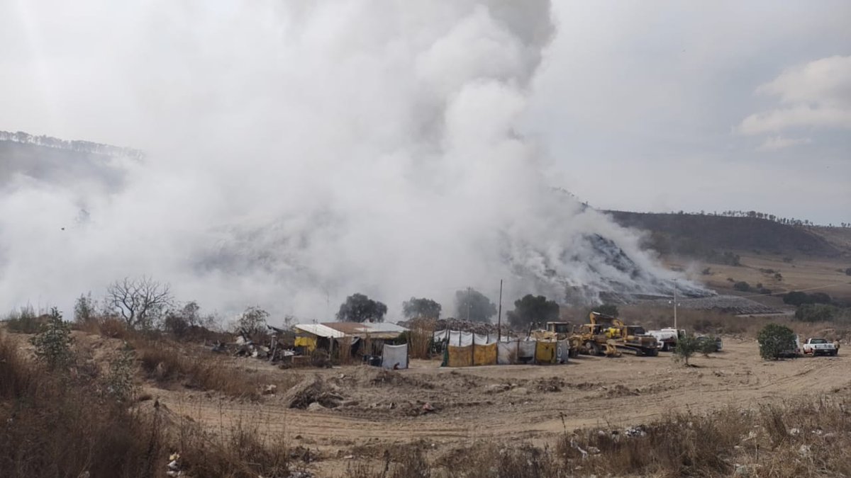 Angeles99293995's tweet photo. #CrisisAmbientalEnChimal  Dos días lleva el insendio en el tiradero de Escalerillas en el Ejido de Santa María, causado un daño ambiental grave. 😡😠👎👎 https://t.co/QRAdHhNmik