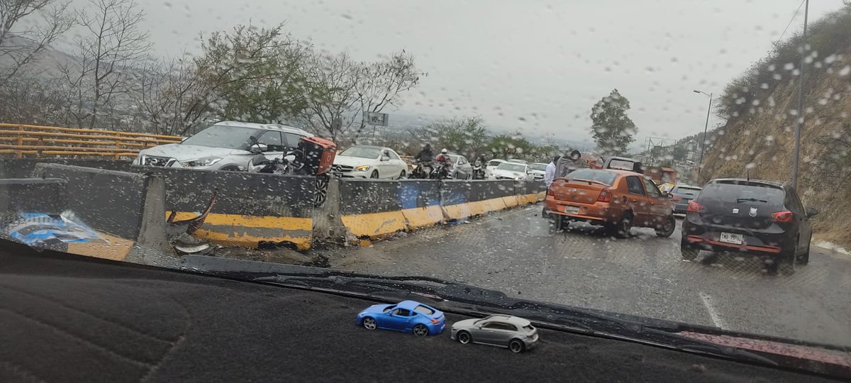 PakoMarquez7's tweet photo. Tengan #Cuidado al manejar, en lo que va de este día ya se han registrado dos accidentes vehiculares en el #CerrodelFortín. El exceso de velocidad, la falta de pericia al volante y el pavimento mojado no son buena combinación. #Oaxaca #Lluvia #Lunes
@CEPCO_GobOax @PolVial_GobOax https://t.co/u1aBowhLw7