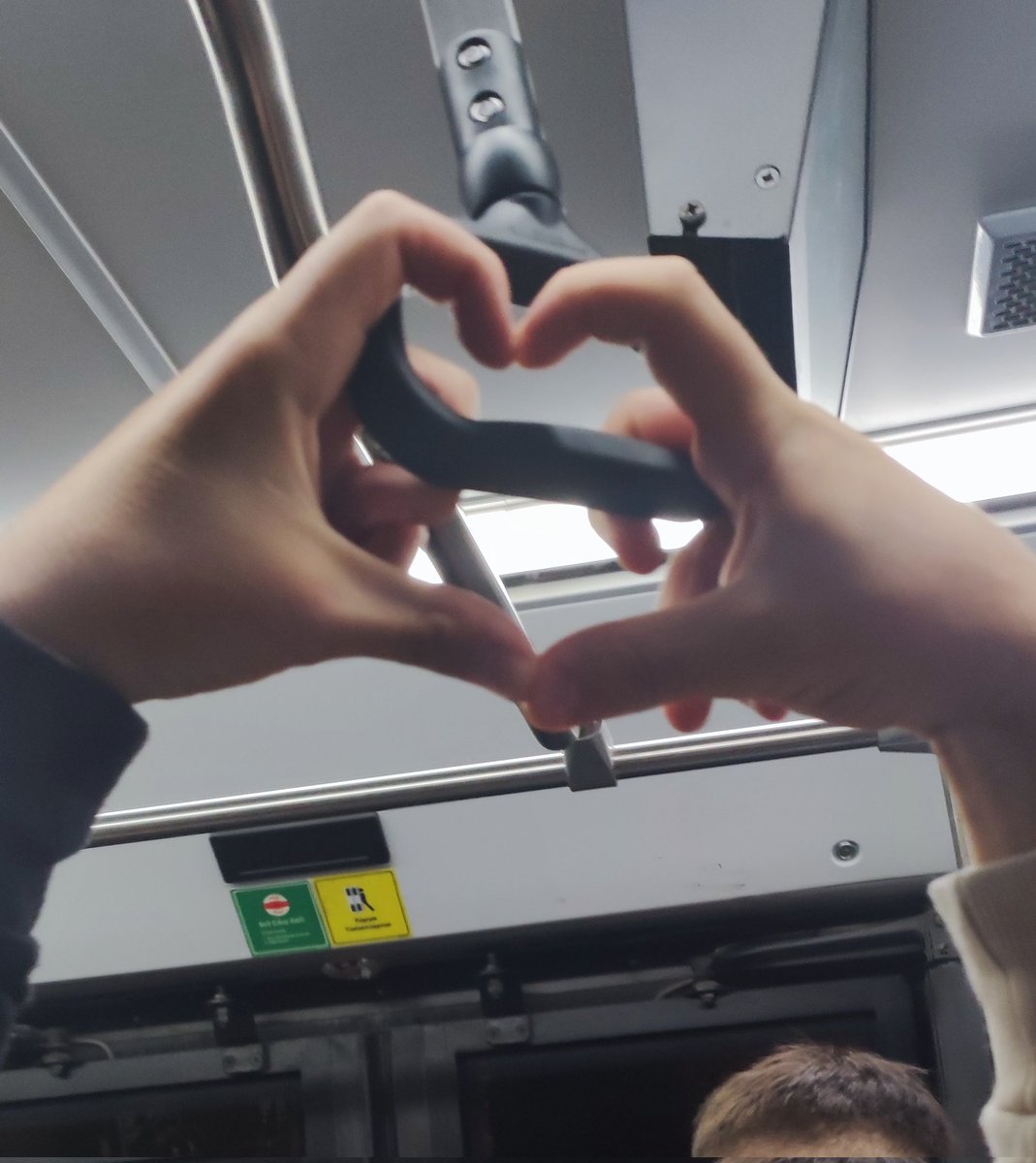 Böyle çiftleri görünce sevgili yapasım geliyor ama 5 saniye falan sürüyor sonra vazgeçiyorum..
<a href="/omugiller/">OMÜ GİLLER</a>