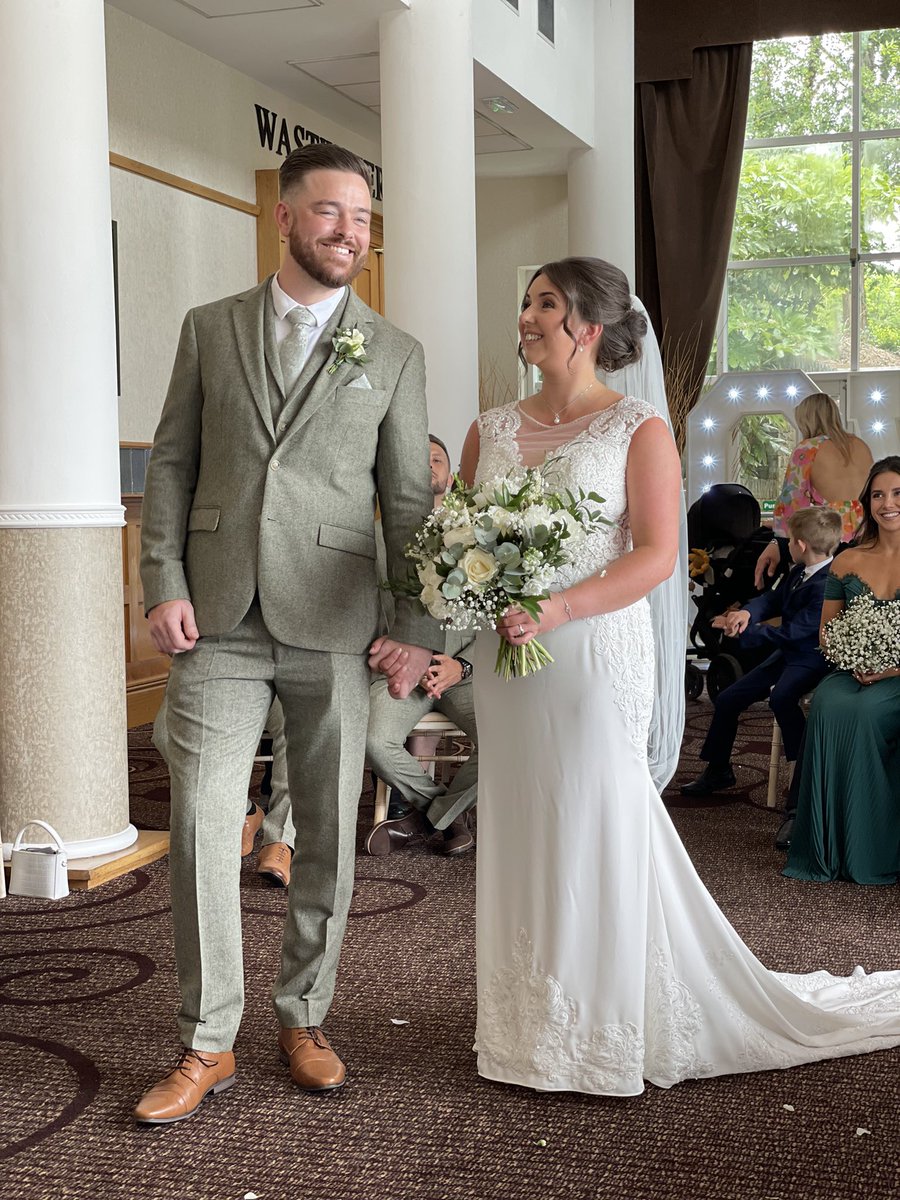 thebeardedhero2's tweet photo. 🥂🎉🥂🎉 The boy has only gone &amp; done it. Massive congratulations to the new Mr &amp; Mrs Knellar  🎉🥂🎉🥂 Obviously his Best Man was at hand to calm his nerves 🤪 @lakedistrictnpa https://t.co/ebrB9f9YqK