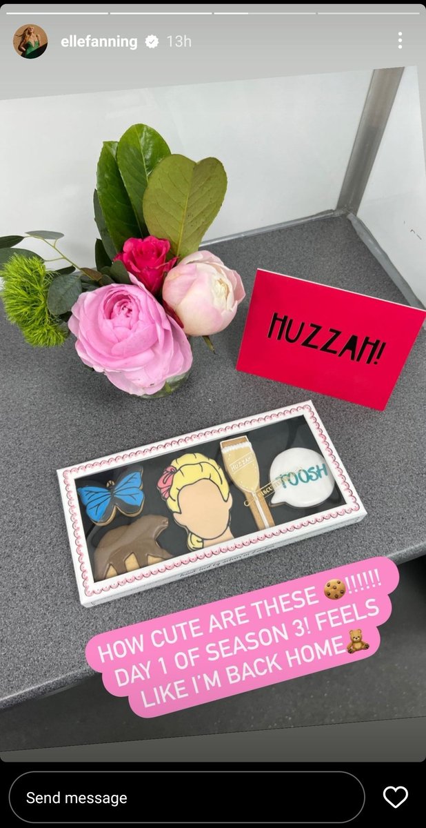 ellesthinker's tweet photo. they just started filming season three of the great, finally getting catherine back <33 https://t.co/QDJZFxSGJQ